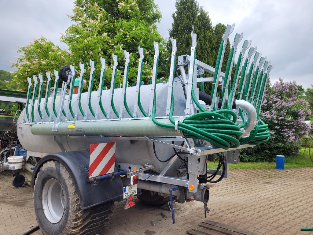 Schleppschuh Verteiler für bodennahe Gülleausbringung. Individuell gefertigt – 6 bis 12 m. Jetzt bei Möscha anfragen!